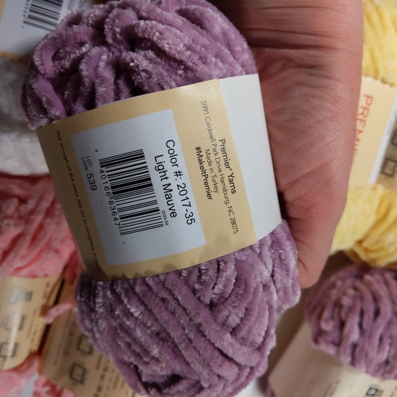 6 SKEINS YARN - Picture 7 of 9